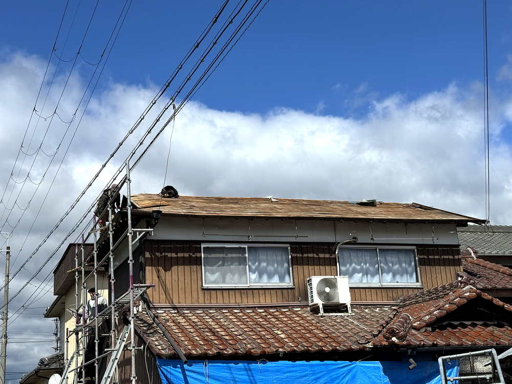 屋根瓦葺き替え前の原状。経年劣化が見られる状態