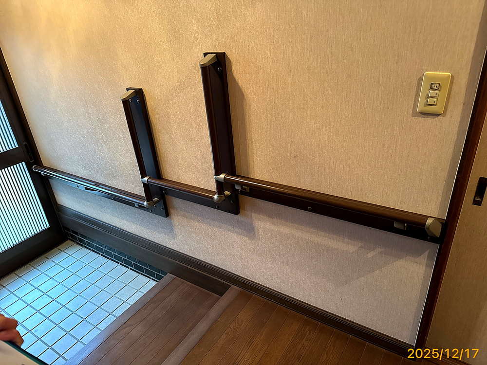 玄関への手すり設置