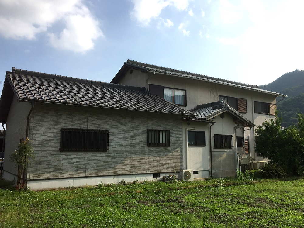 外壁塗り替え工事中。足場を設置しての施工